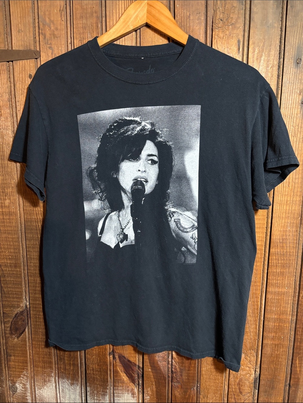 Amy Winehouse Black Graphic Men’s T‑Shirt with Monochrome Portrait